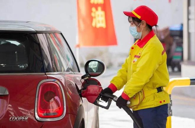 油價(jià)十連漲，為何人們對電動(dòng)車依舊猶豫？